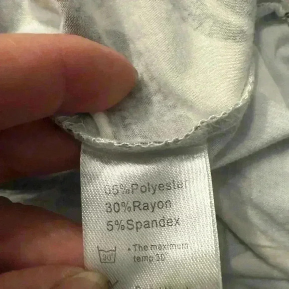 Women’s camo top with rounded neck & rounded bottom with ruffle sleeves Size LG - Picture 7 of 7